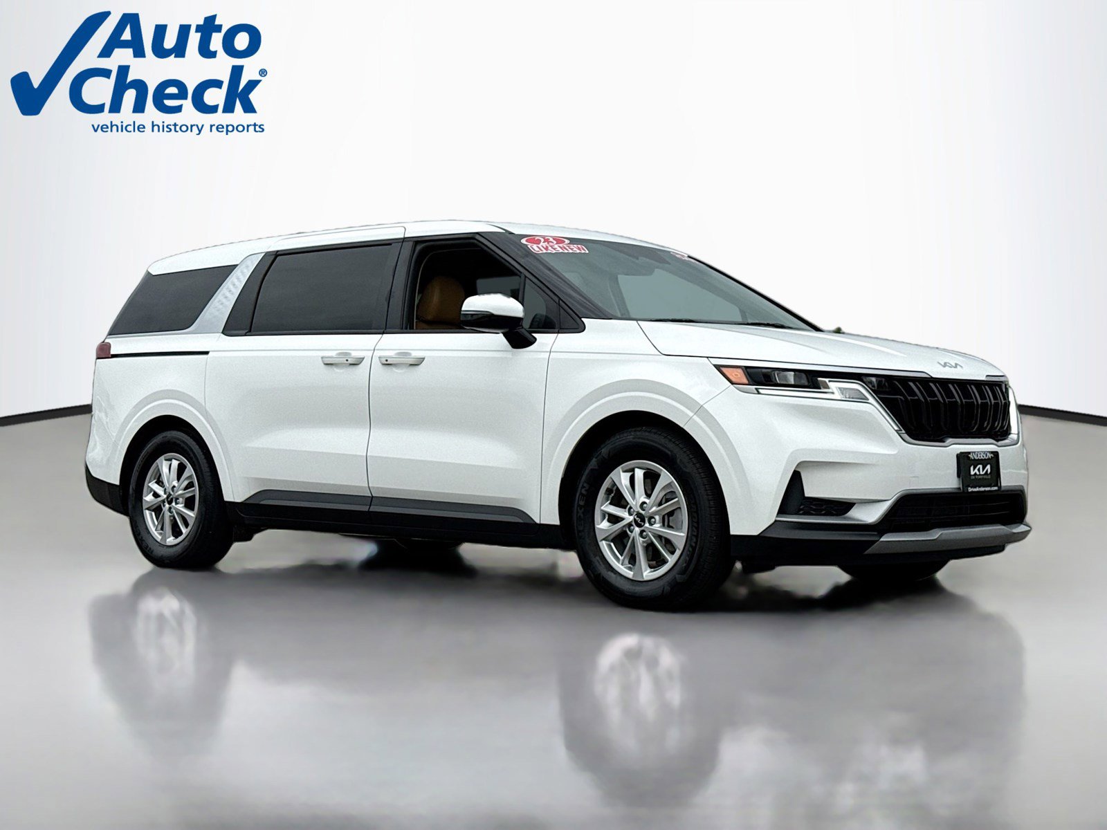Used 2023 Kia Carnival LX FWD image 1