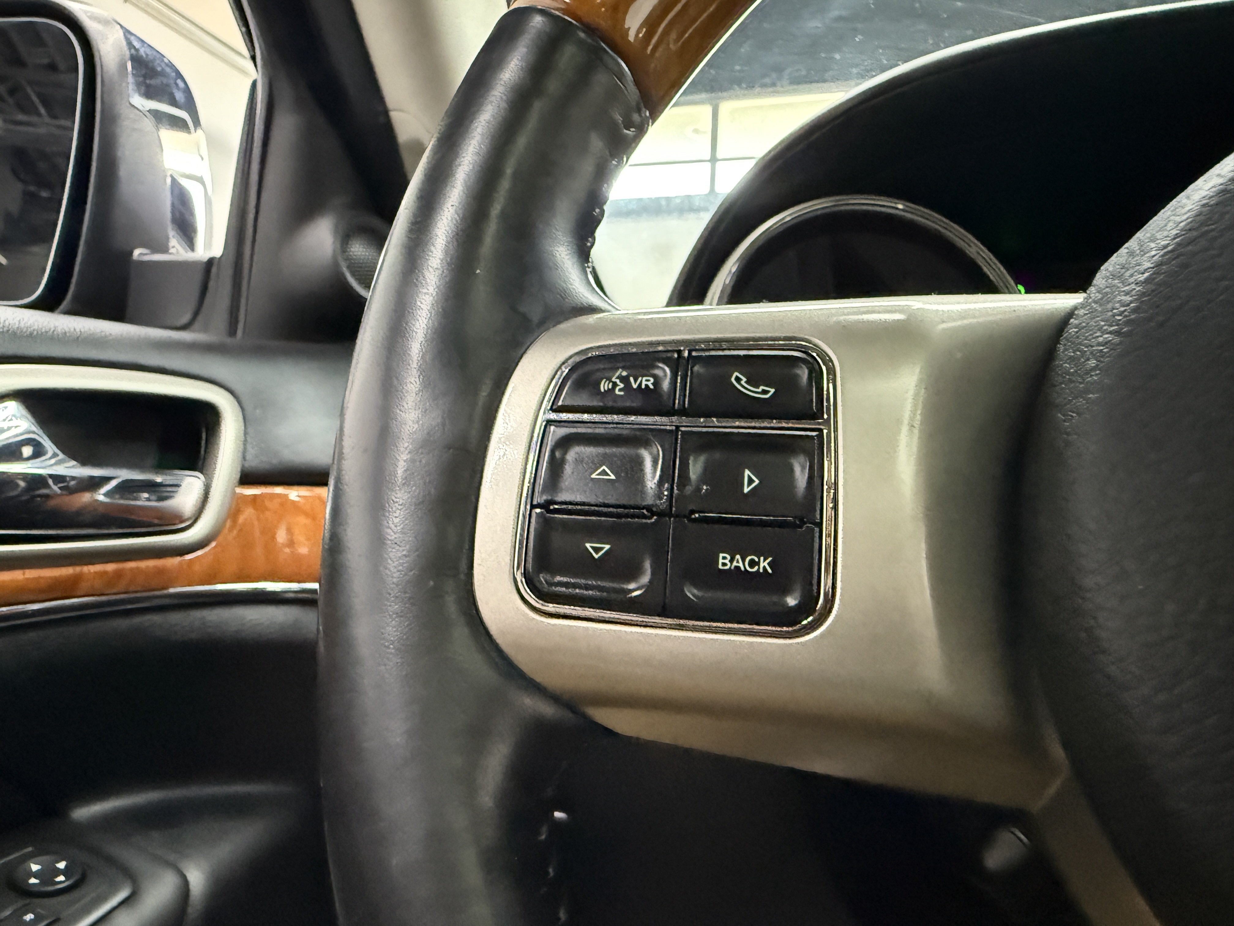 Used 2012 Jeep Grand Cherokee Overland AWD/4WD image 13