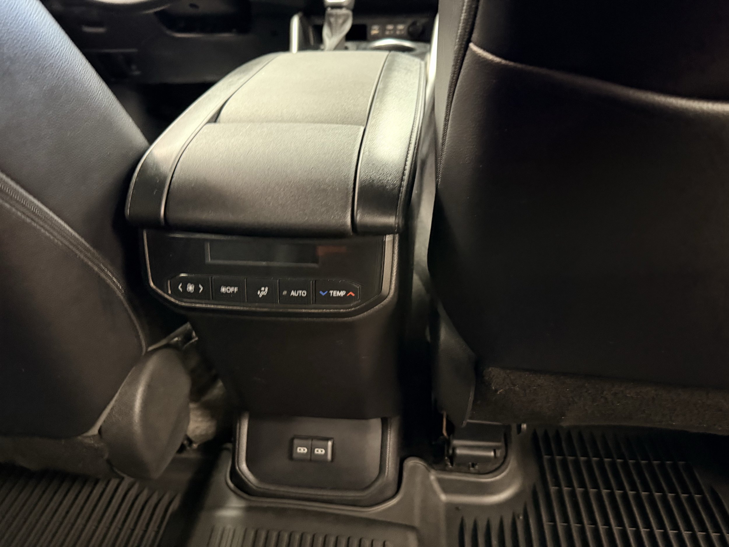 Used 2023 Toyota Highlander XLE AWD/4WD image 23