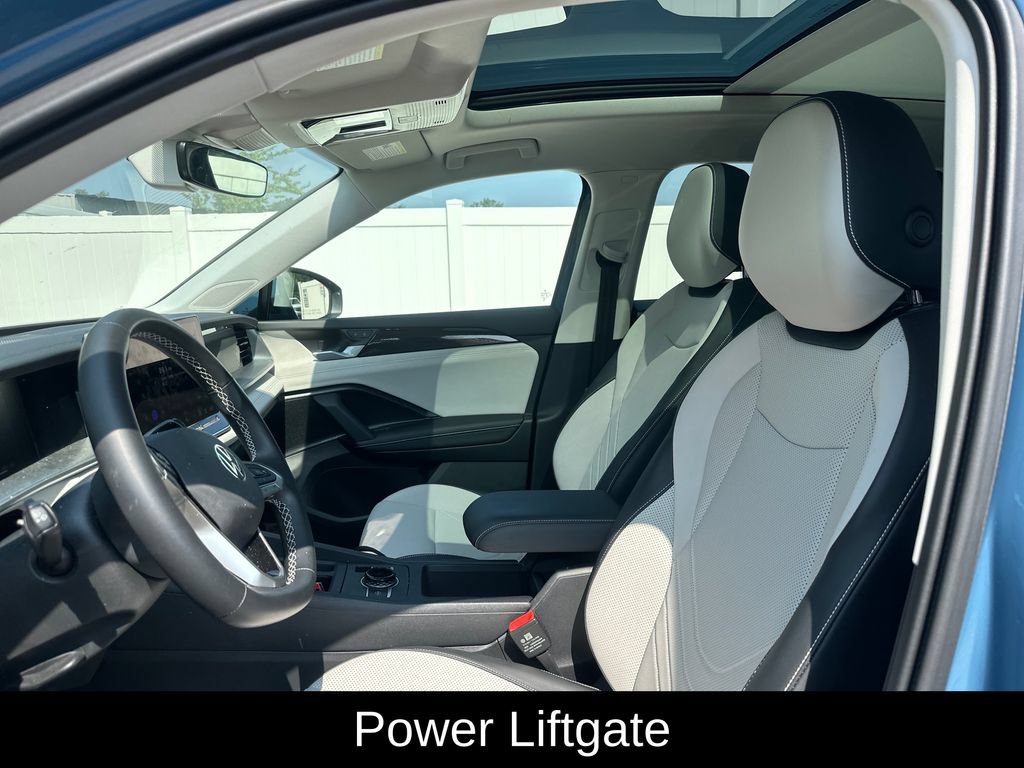Used 2025 Volkswagen Tiguan SE w/ Panoramic Sunroof Package AWD/4WD image 13