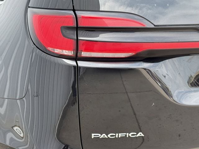 Used 2024 Chrysler Pacifica Limited FWD image 6