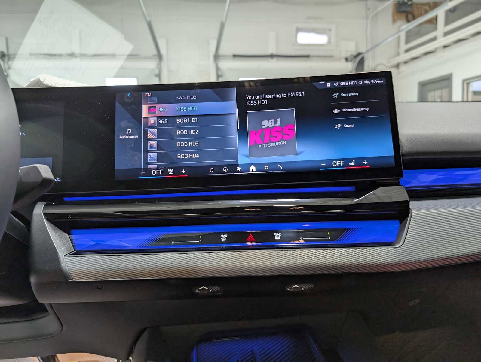 Used 2025 BMW 540i xDrive w/ Executive Package image 31