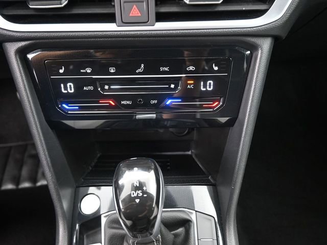 Used 2025 Volkswagen Taos SE AWD/4WD image 3