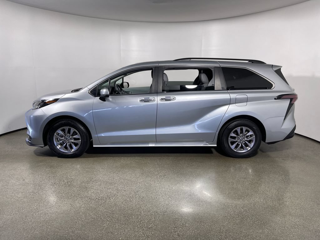 Certified 2025 Toyota Sienna XLE FWD image 6
