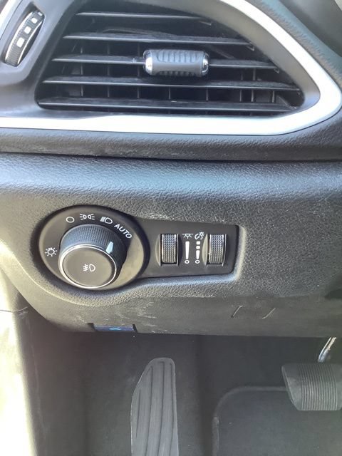 Certified 2025 Chrysler Pacifica Select FWD image 30