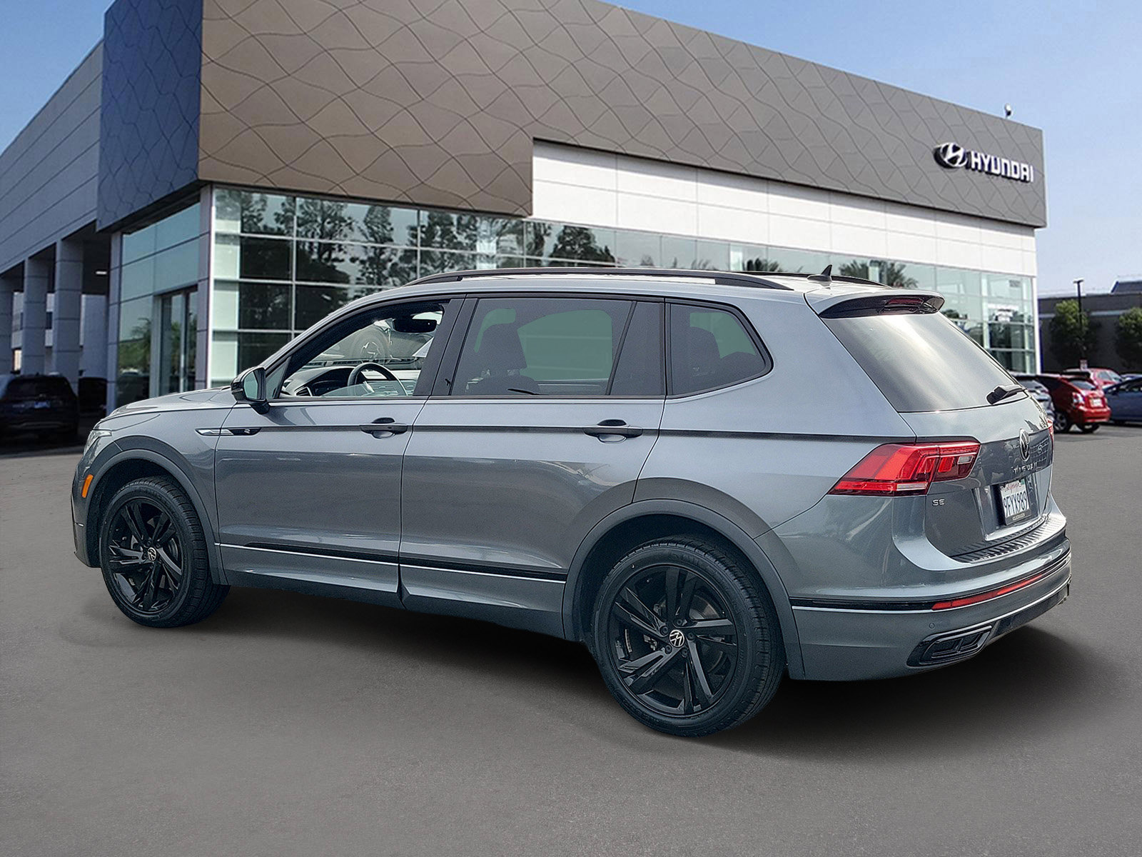 Used 2023 Volkswagen Tiguan SE R-Line FWD image 4