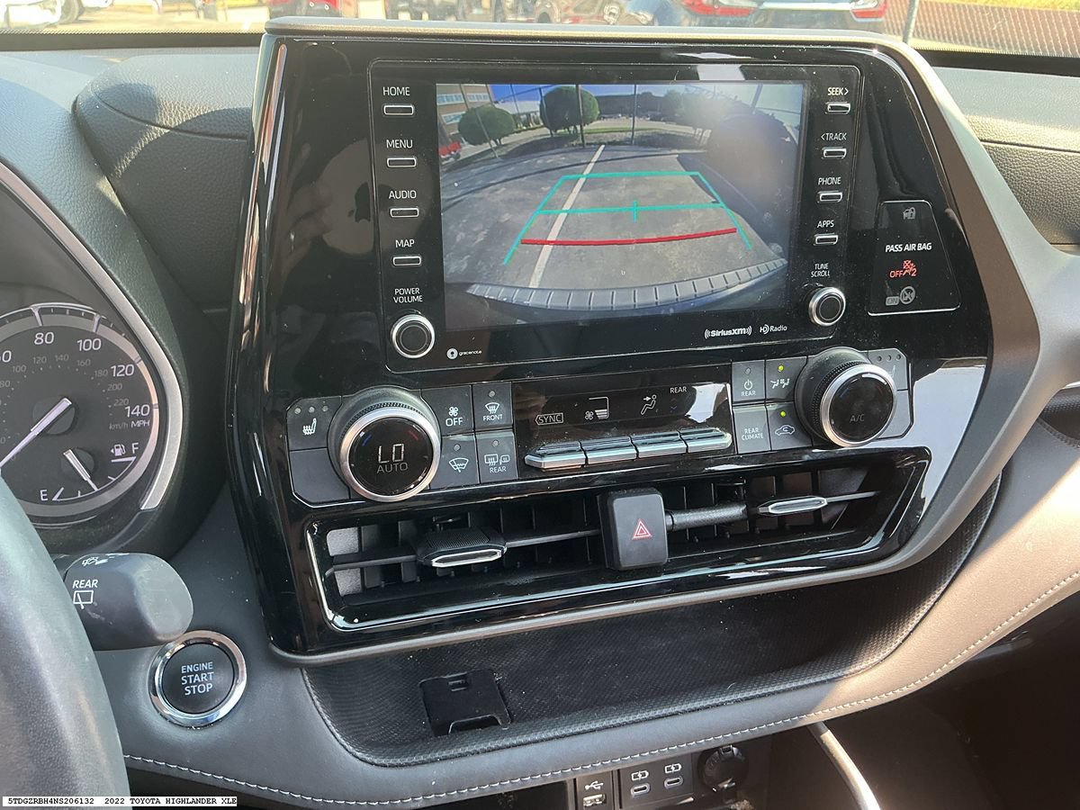 Used 2022 Toyota Highlander XLE AWD/4WD image 14
