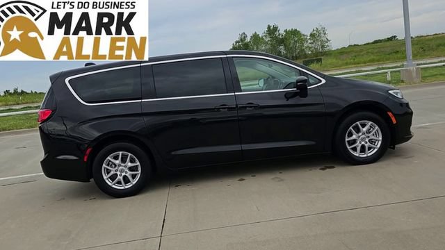 Used 2023 Chrysler Pacifica Touring-L FWD image 9