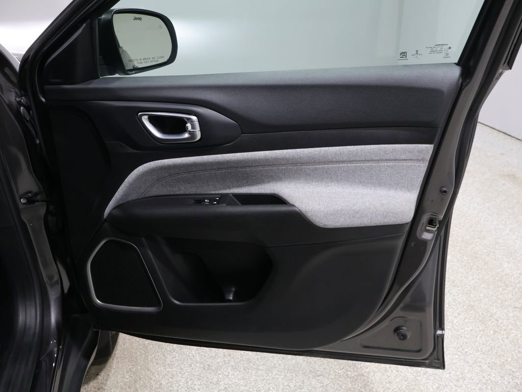 Used 2023 Jeep Compass Latitude image 23