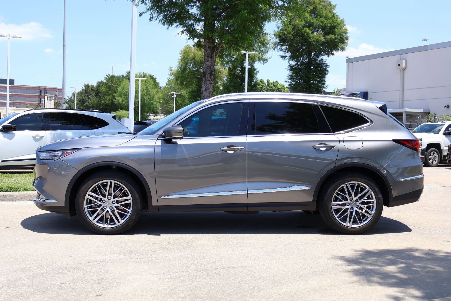 Used 2023 Acura MDX SH-AWD w/ Advance Package image 3