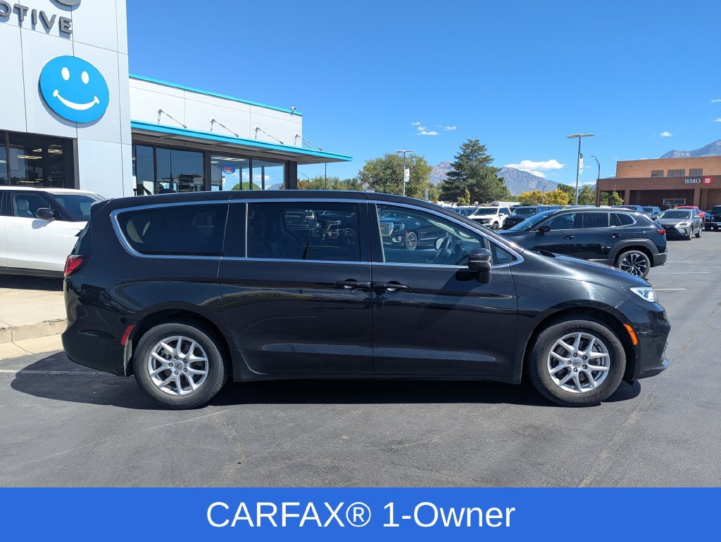 Used 2023 Chrysler Pacifica Touring-L FWD image 2
