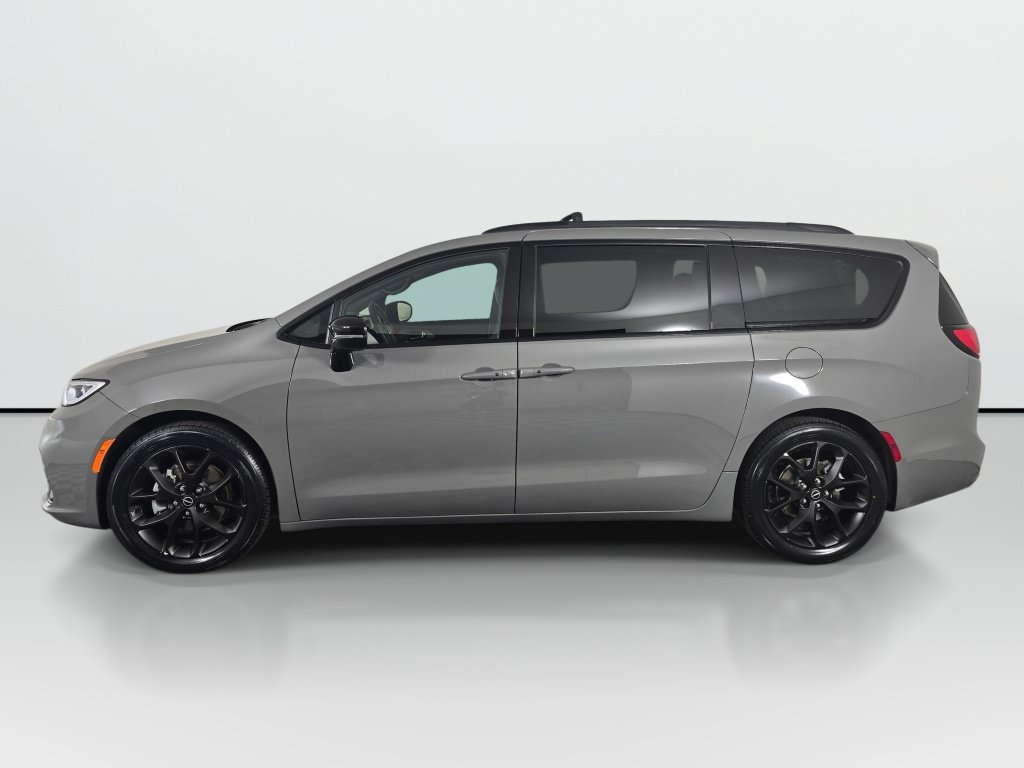 Used 2025 Chrysler Pacifica Limited FWD image 2
