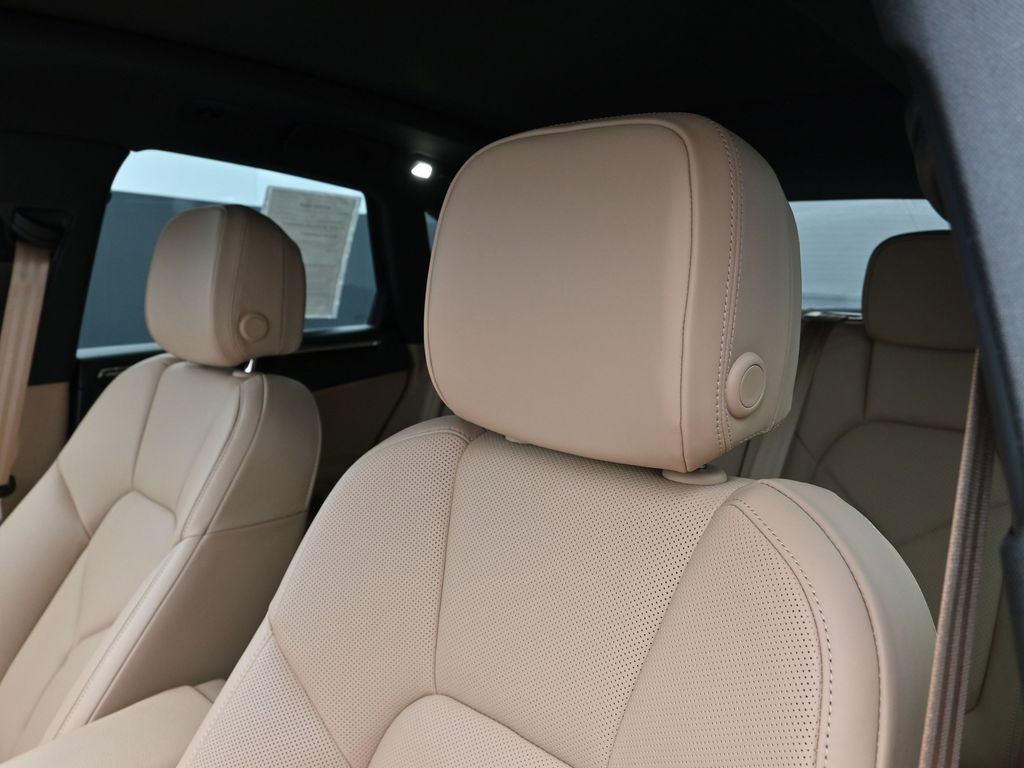 Certified 2025 Porsche Macan image 16