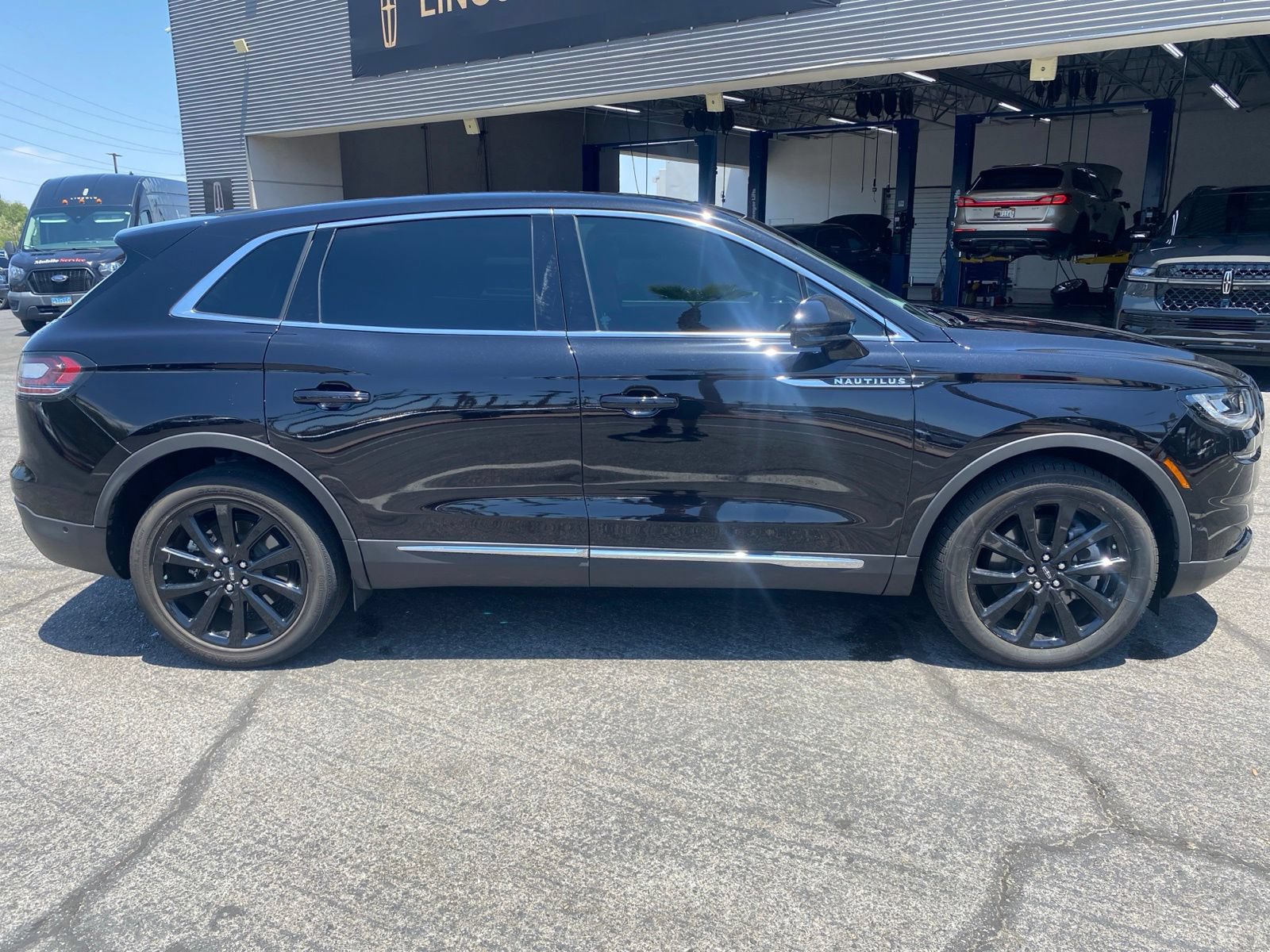 Used 2022 Lincoln Nautilus Reserve AWD/4WD image 4