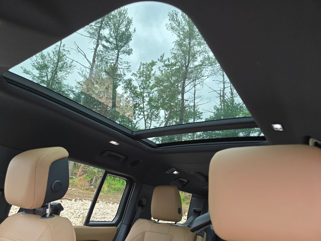 New 2026 Land Rover Defender 130 X-Dynamic SE AWD/4WD image 3