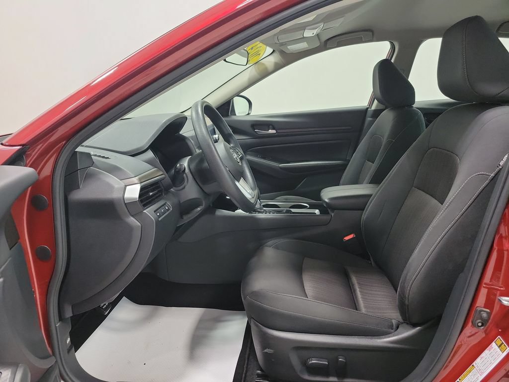 Used 2024 Nissan Altima 2.5 SV FWD image 2