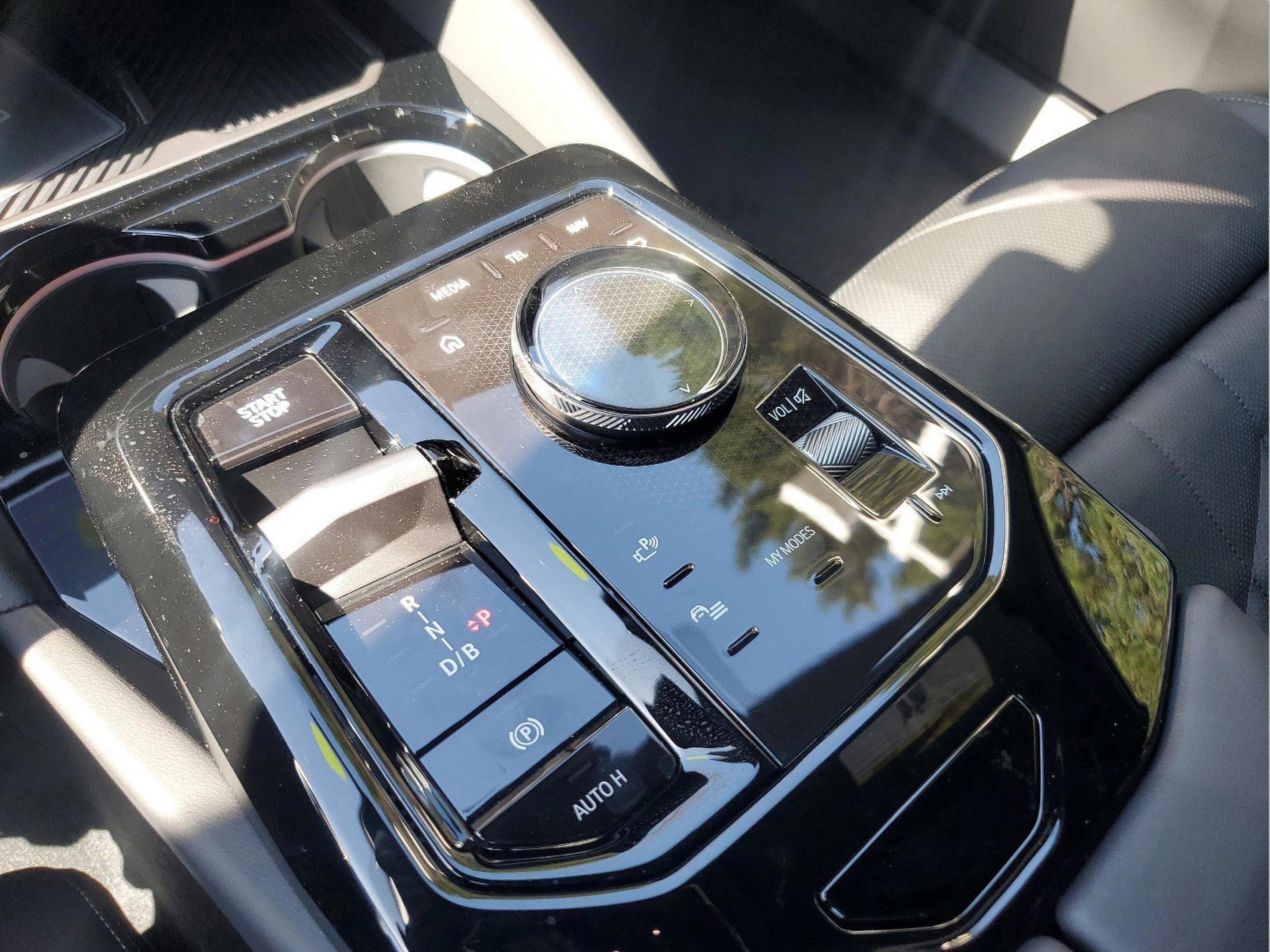 Used 2025 BMW i5 eDrive40i w/ Premium Package RWD image 23