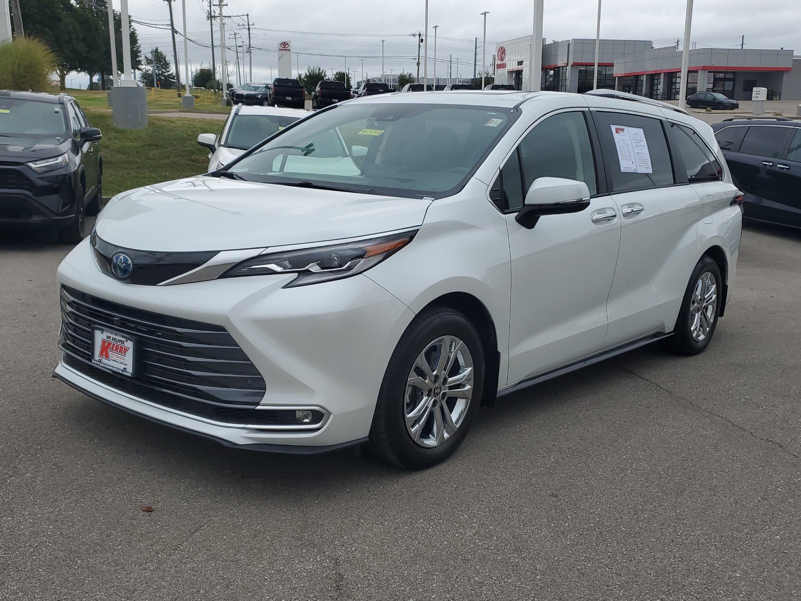 Used 2022 Toyota Sienna Platinum AWD/4WD image 2
