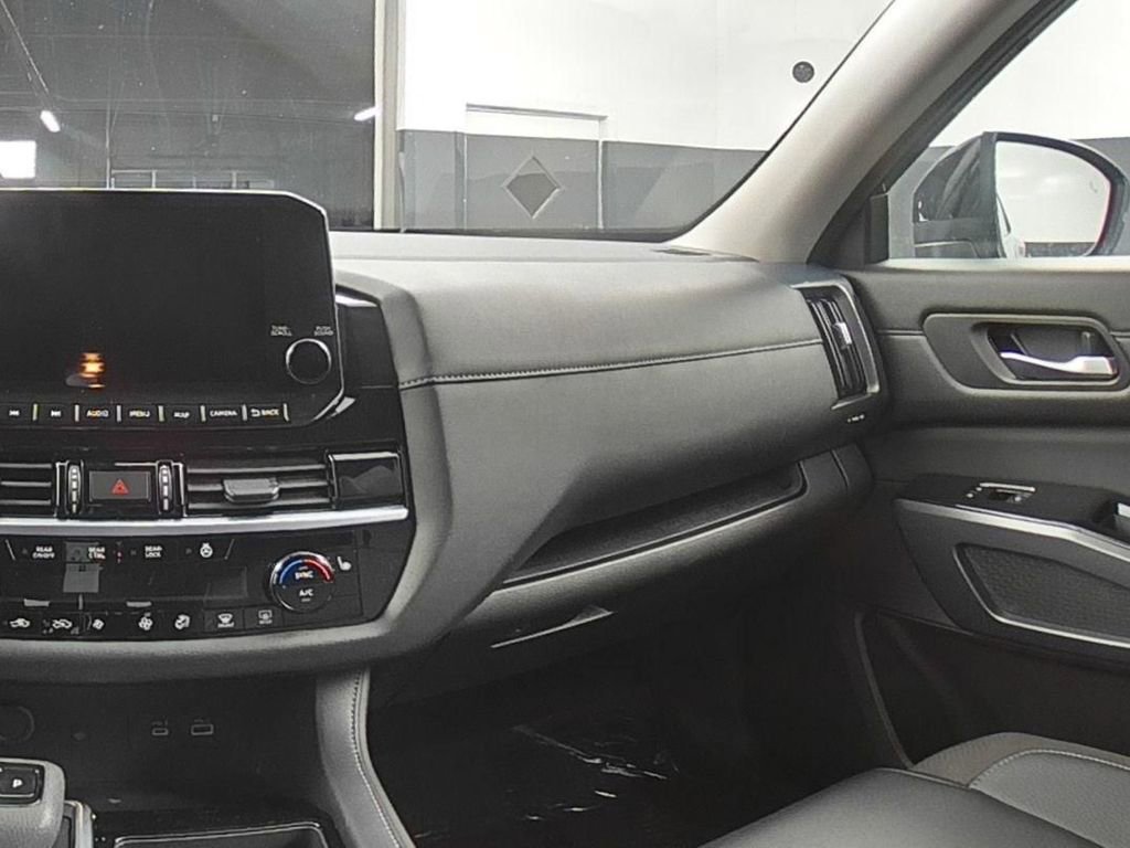 Used 2025 Nissan Pathfinder SL image 29