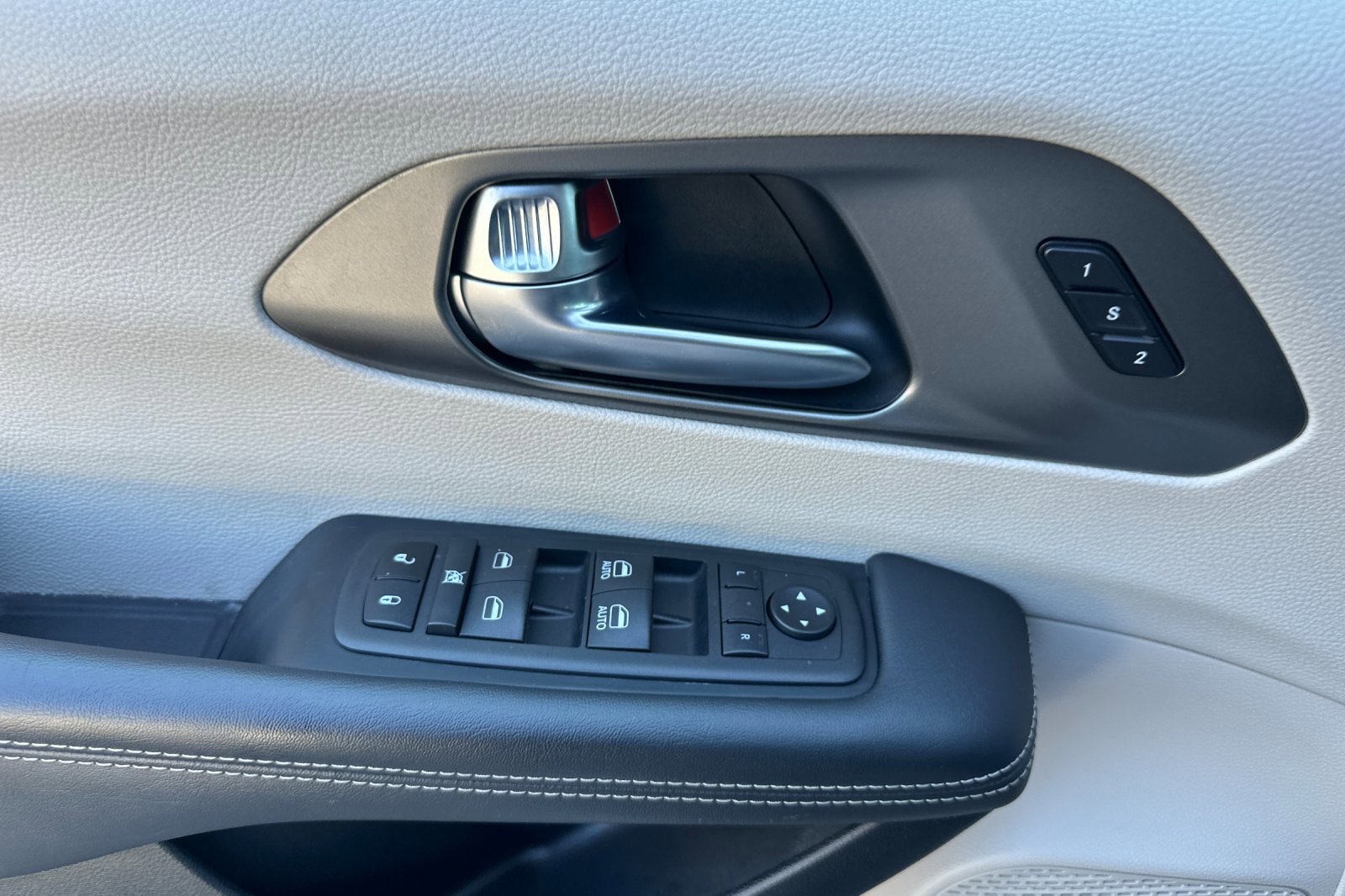 Used 2023 Chrysler Pacifica Touring-L image 11