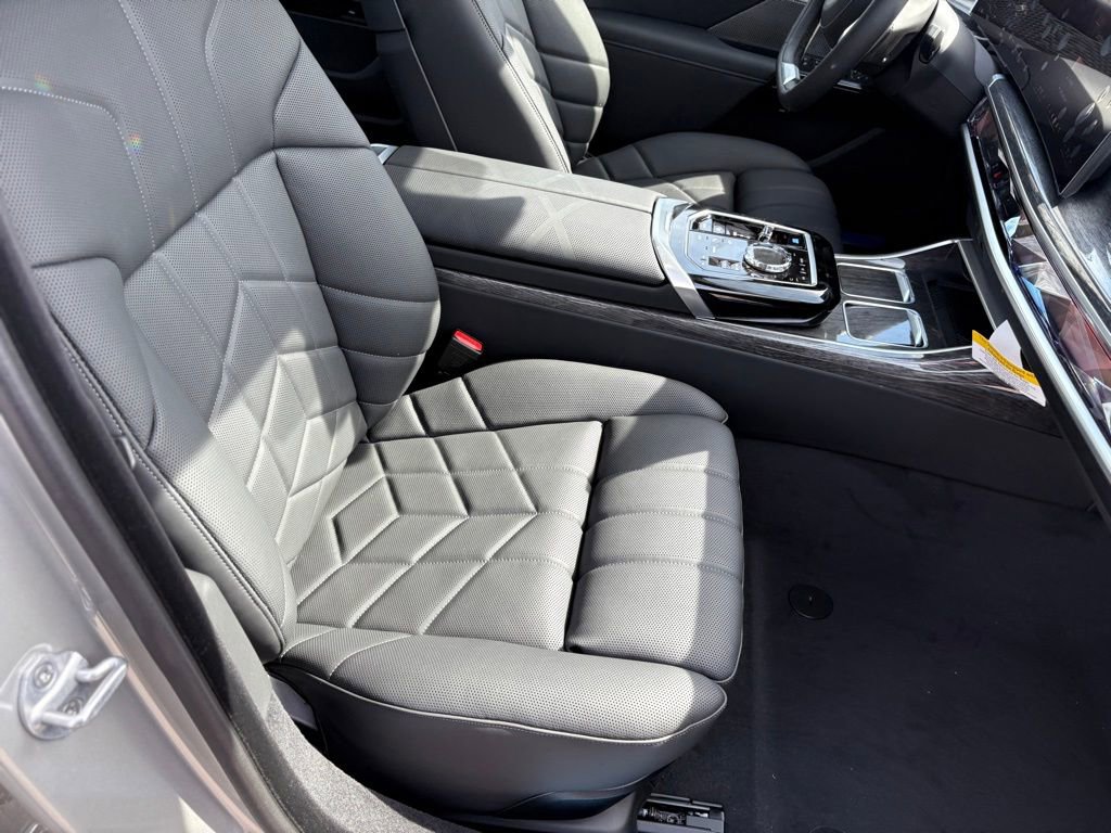 Used 2025 BMW i7 xDrive60 w/ Premium Package image 21