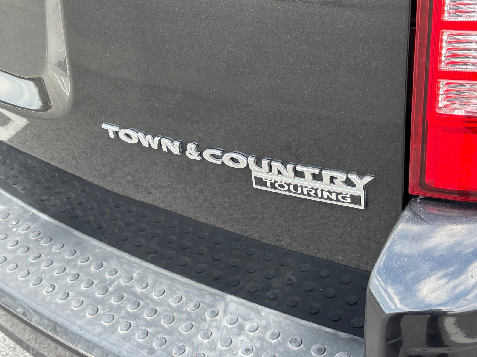 Used 2010 Chrysler Town & Country Touring w/ Entertainment Group #2 image 5