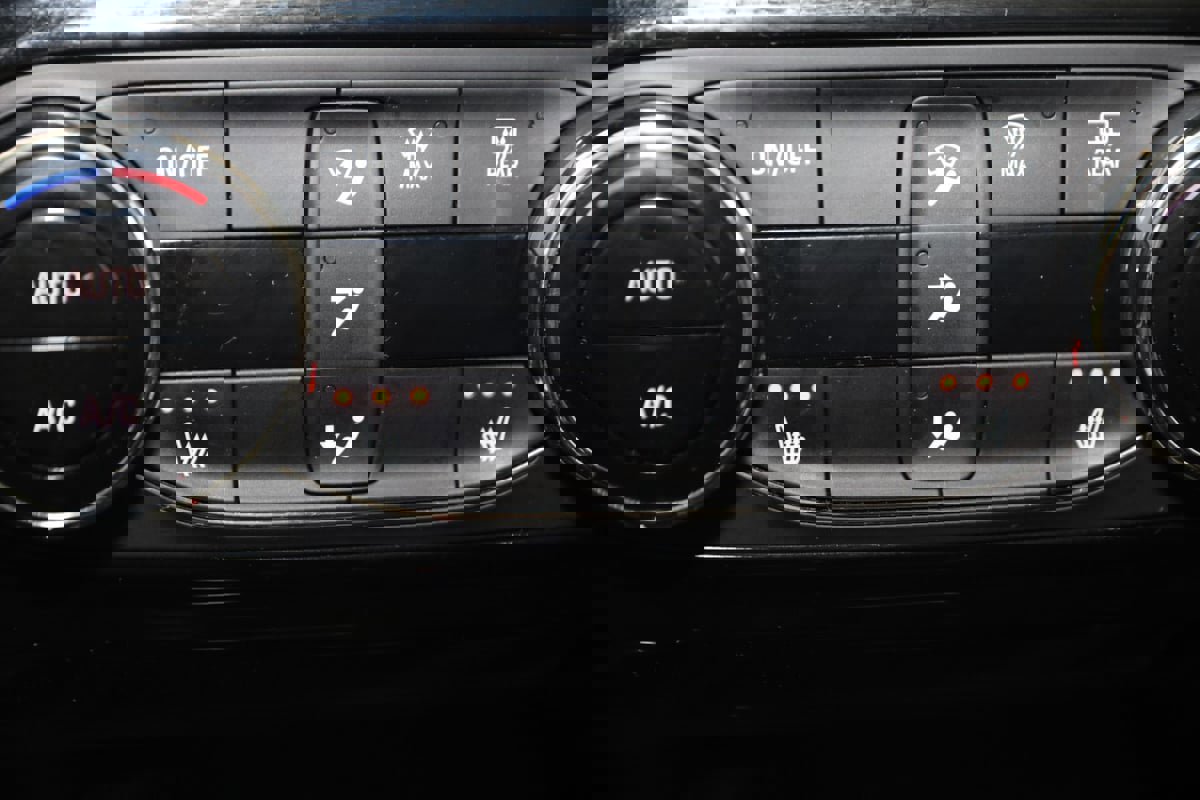 Used 2024 Chevrolet Trax ACTIV w/ Sunroof Package image 8