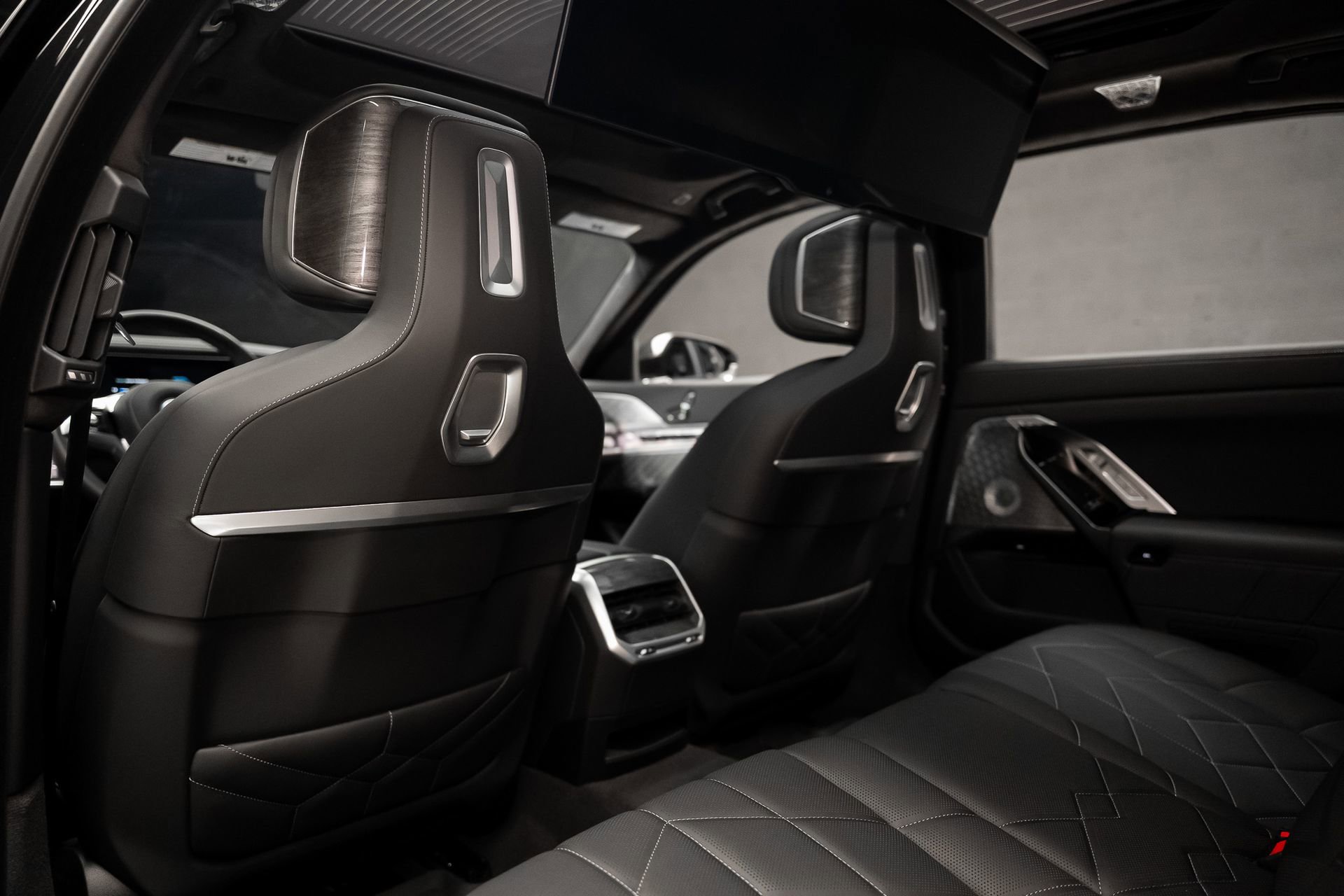 Used 2024 BMW i7 xDrive60 w/ Executive Package image 69