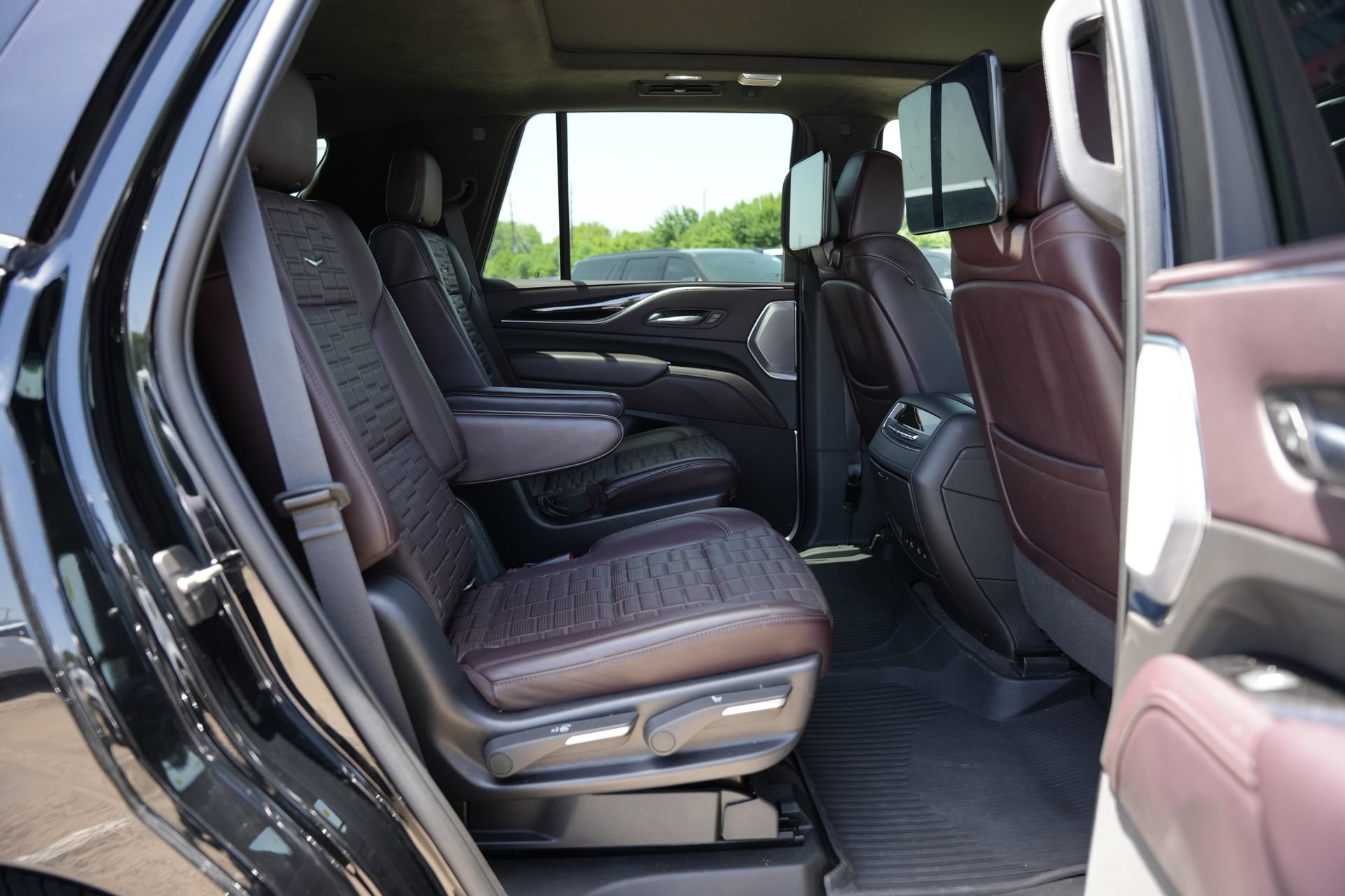 Used 2022 Cadillac Escalade Sport Platinum w/ Heavy-Duty Trailer Package AWD/4WD image 22