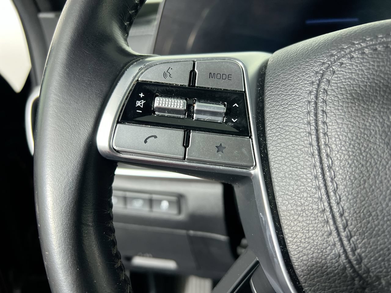 Used 2024 Kia Telluride EX w/ EX Captain's Chair Package FWD image 16