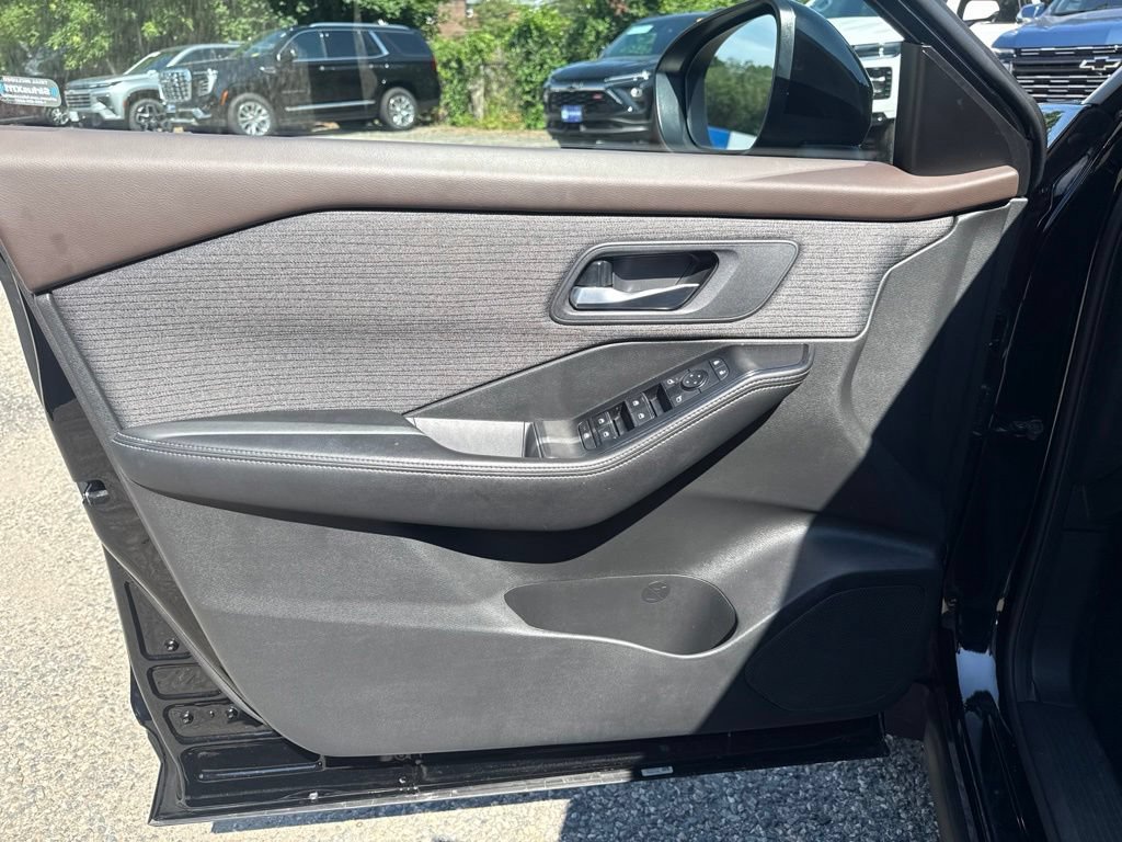 Used 2023 Nissan Rogue SV AWD/4WD image 12