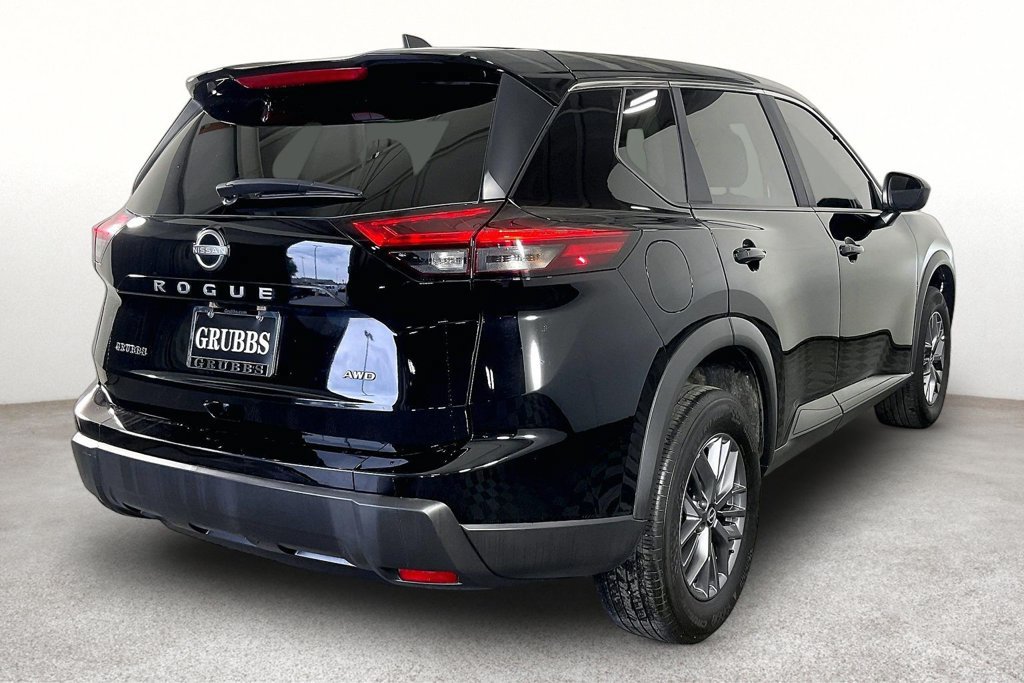 Used 2026 Nissan Rogue SV AWD/4WD image 2
