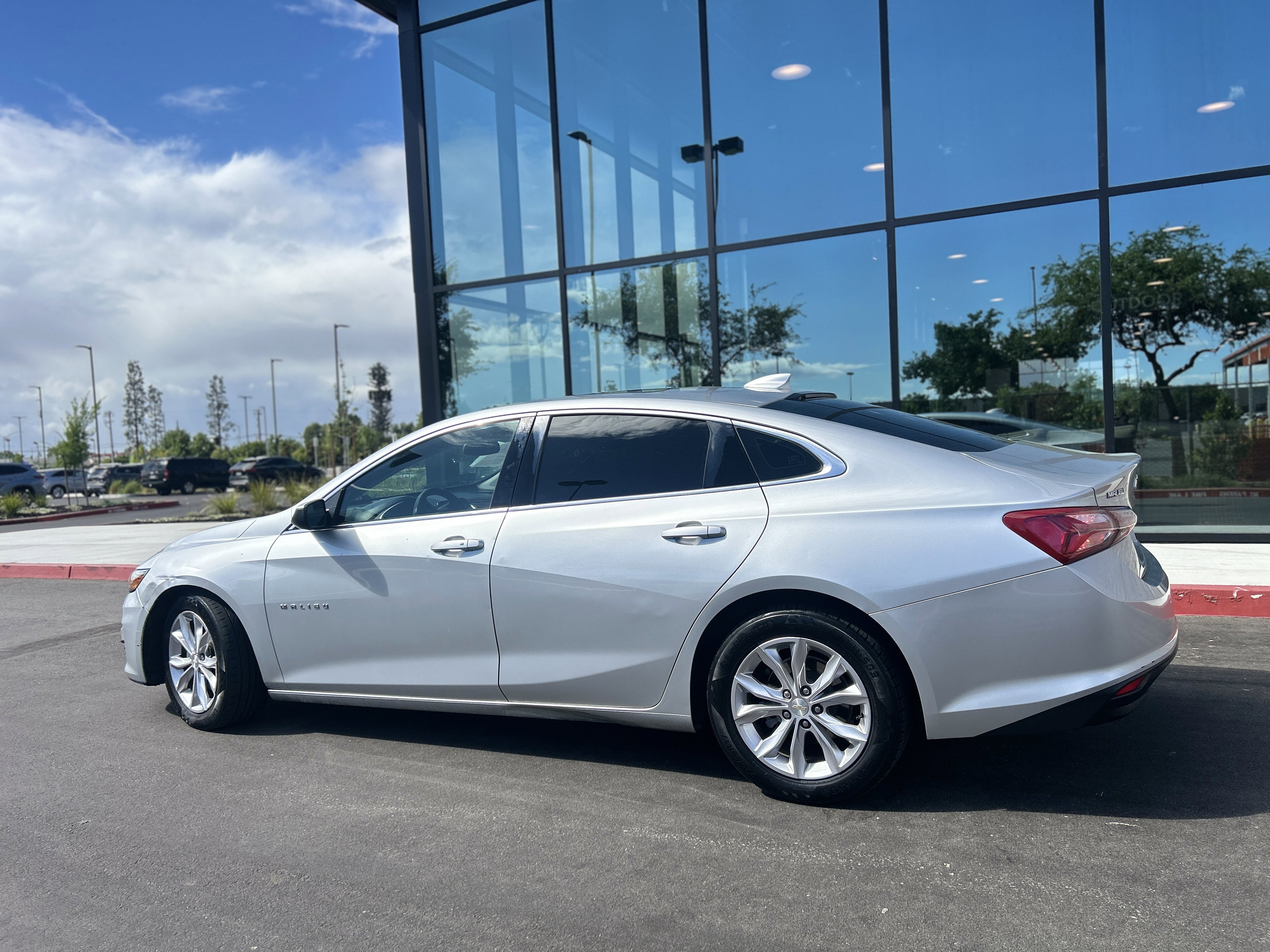 Used 2019 Chevrolet Malibu LT FWD image 3