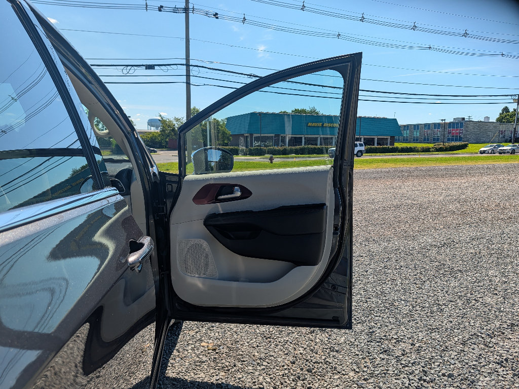Used 2020 Chrysler Pacifica Limited FWD image 13