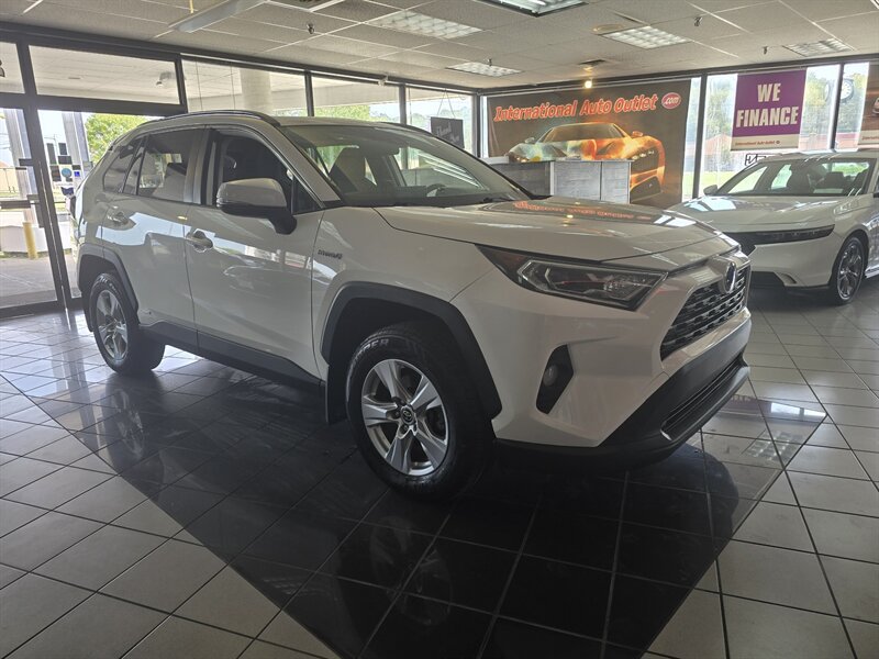 Used 2020 Toyota RAV4 XLE w/ Convenience Package AWD/4WD image 3