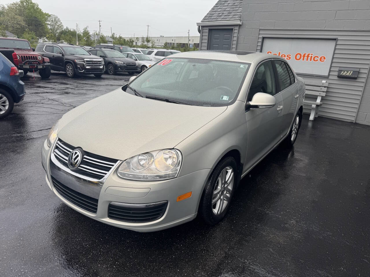 Used 2010 Volkswagen Jetta TDI FWD image 2