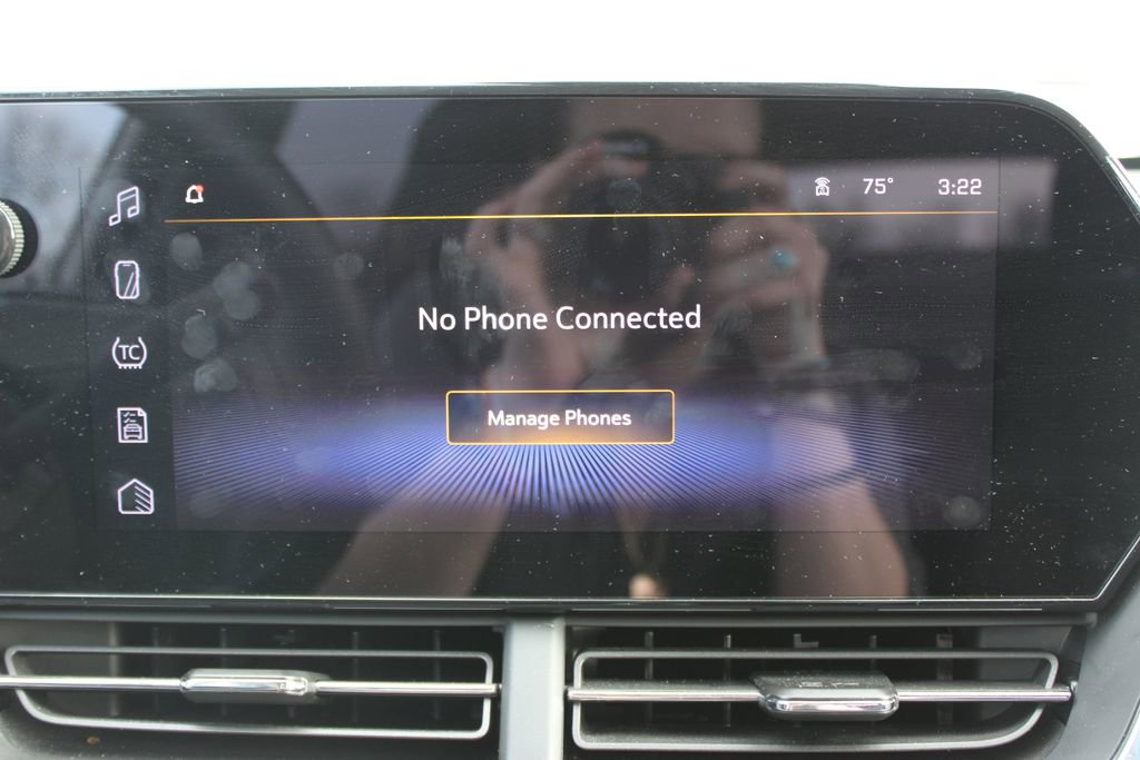 Used 2025 Chevrolet Trax LT w/ LT Convenience Package image 28