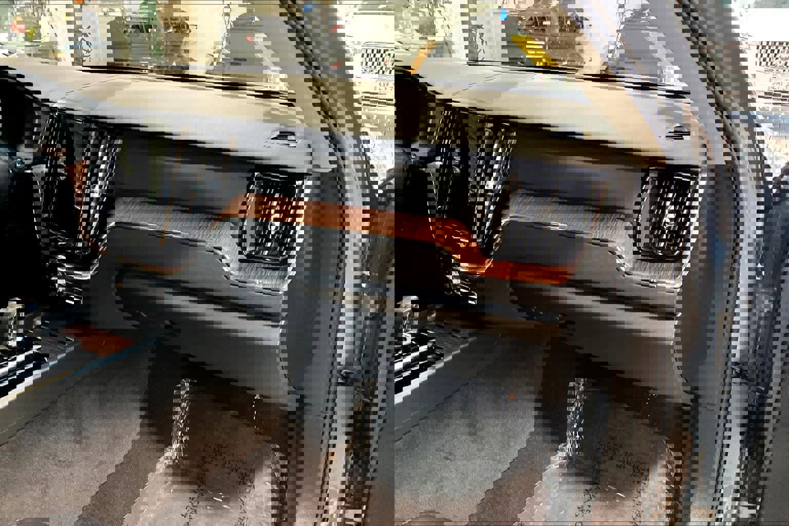 Used 2023 Volvo XC60 B5 Plus w/ Climate Package image 18