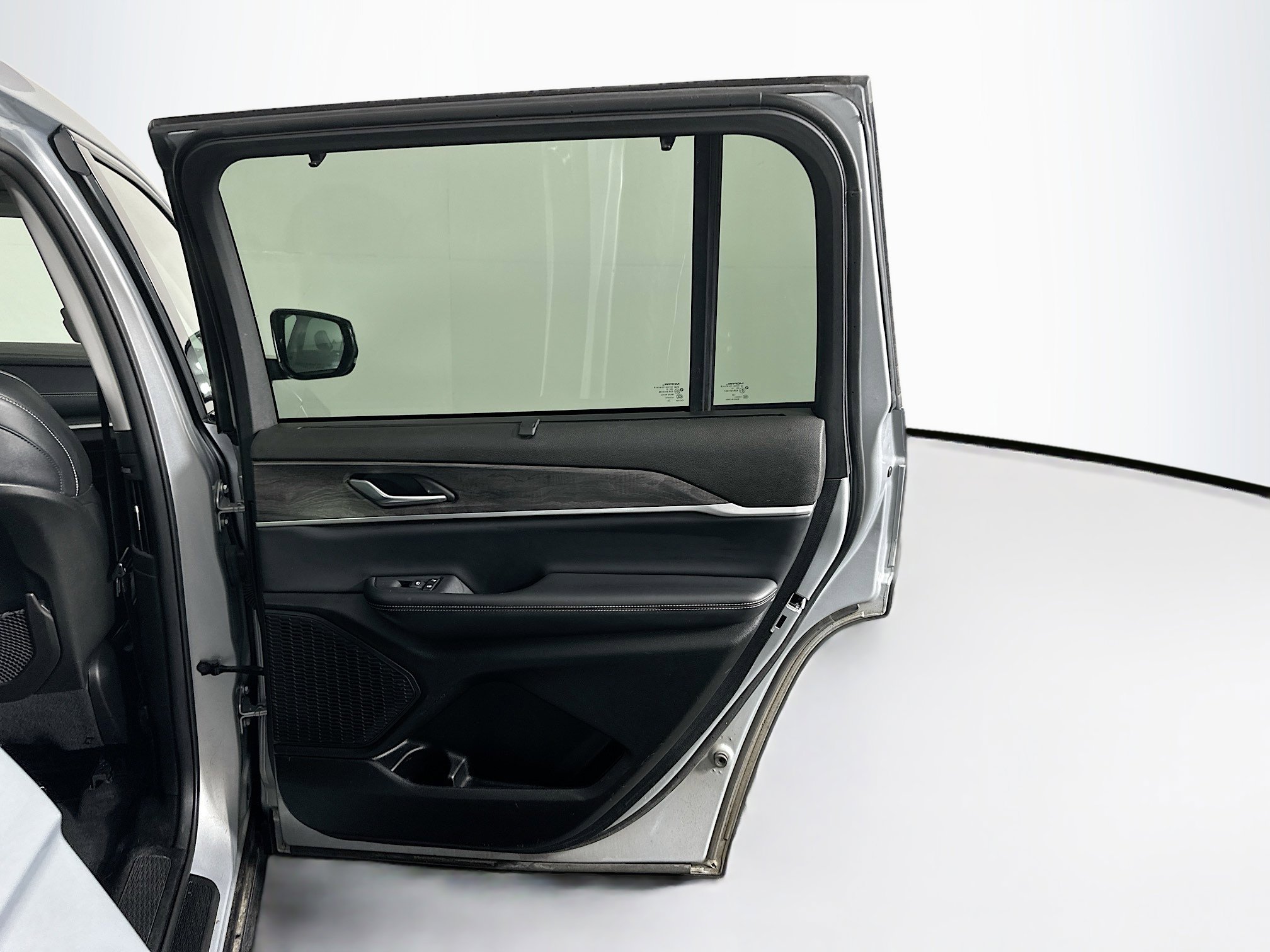 Used 2023 Jeep Grand Cherokee L Limited w/ Luxury Tech Group II image 32