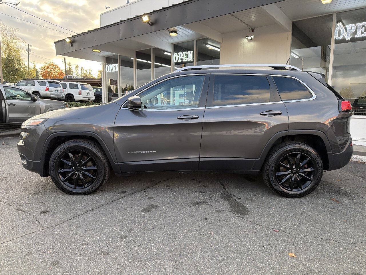 Used 2015 Jeep Cherokee Limited w/ Trailer Tow Group AWD/4WD image 3
