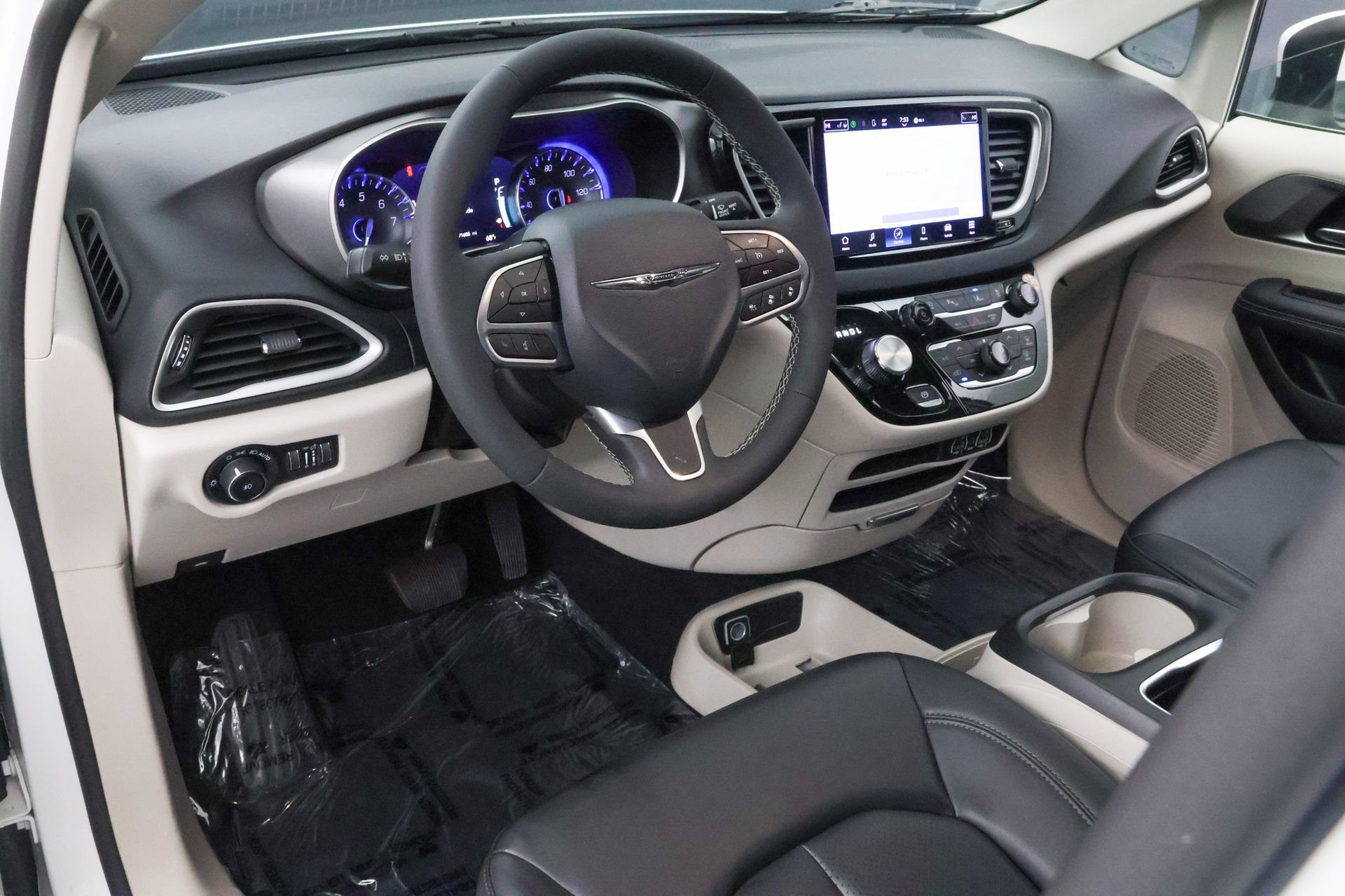 Used 2023 Chrysler Pacifica Touring-L FWD image 4