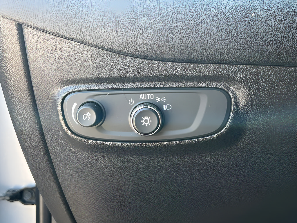 Used 2019 Chevrolet Equinox LT w/ Driver Convenience Package FWD image 24