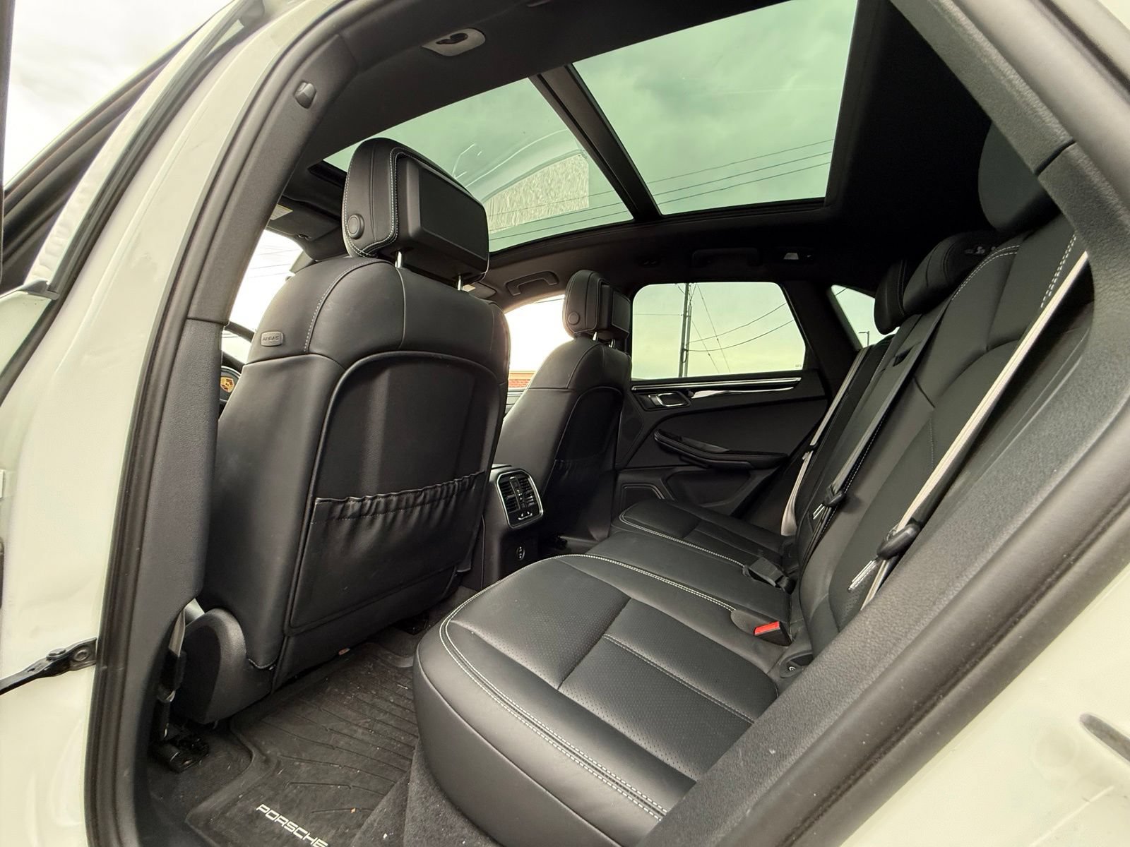 Used 2023 Porsche Macan AWD/4WD image 16