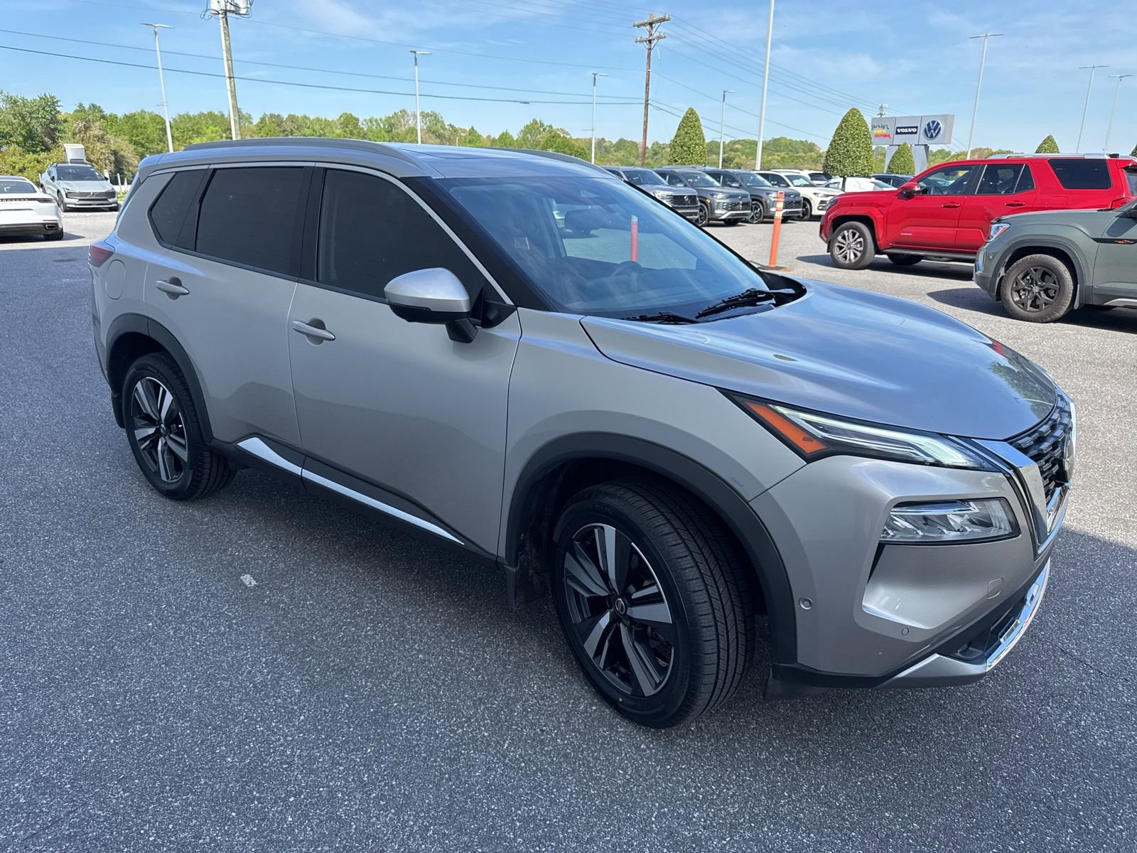 Used 2021 Nissan Rogue Platinum image 3