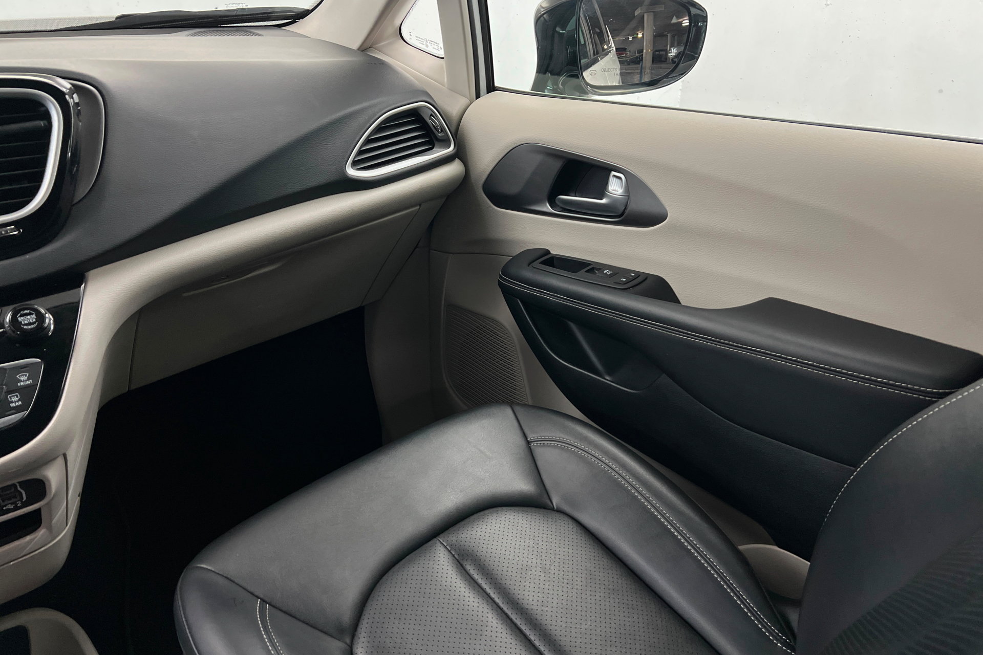 Used 2024 Chrysler Pacifica Touring-L FWD image 11