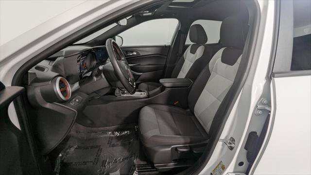 Used 2025 Chevrolet Trax RS w/ Sunroof Package FWD image 14