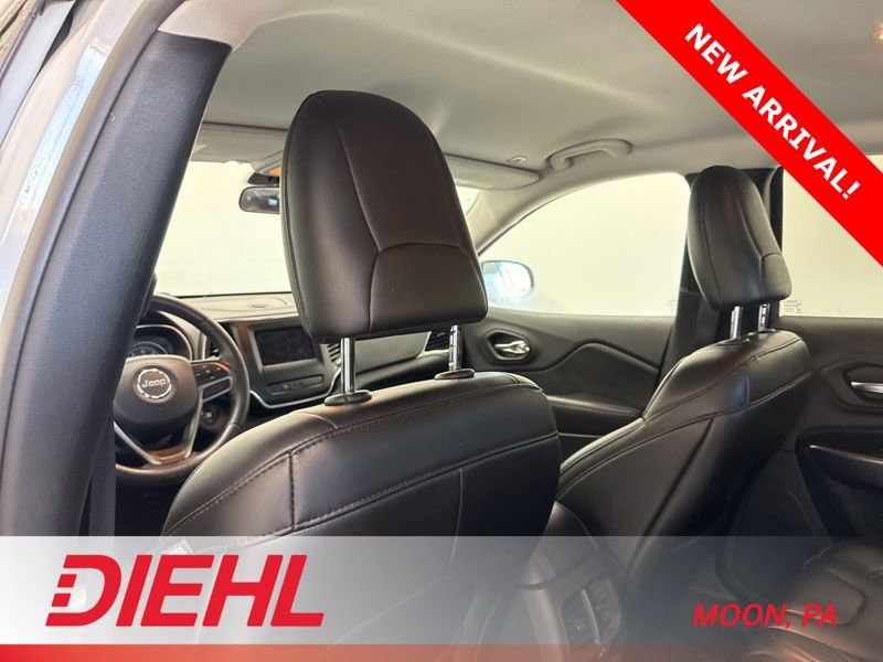Used 2019 Jeep Cherokee Latitude Plus w/ Cold Weather Group AWD/4WD image 17