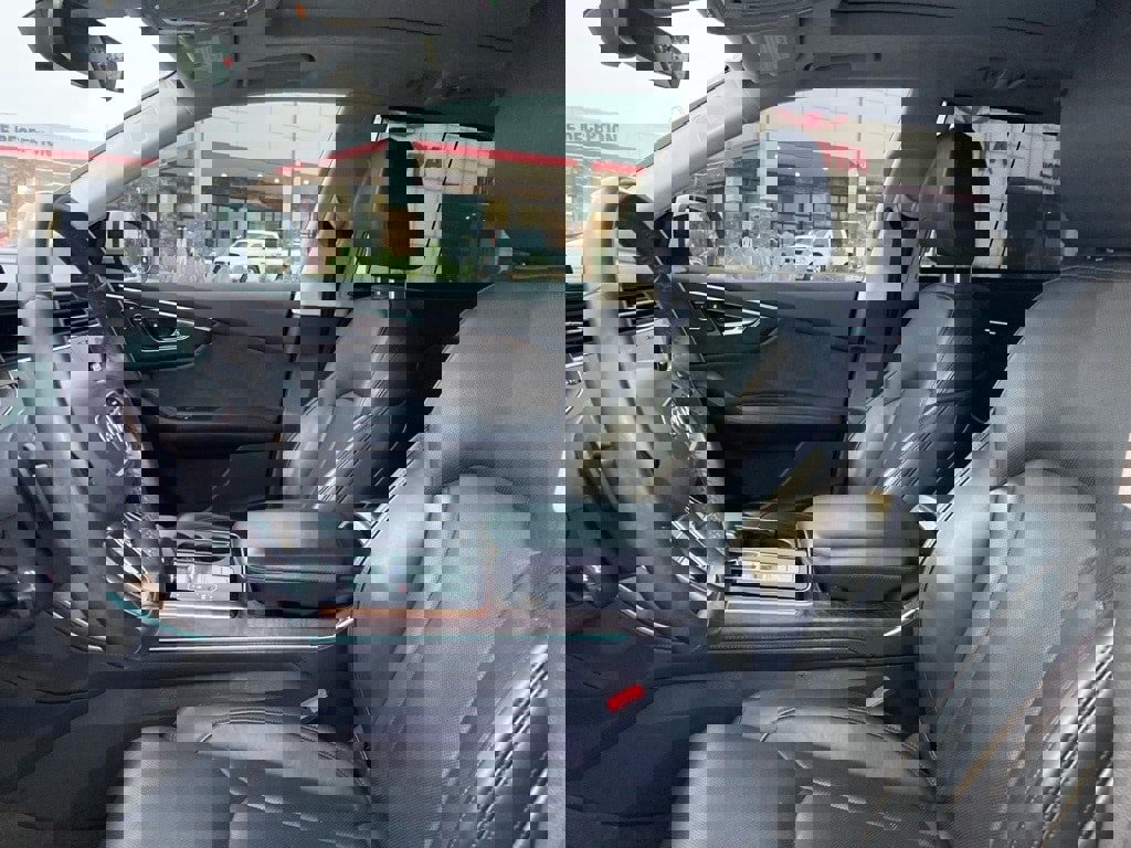 Used 2019 Audi Q8 Prestige w/ Luxury Package image 9