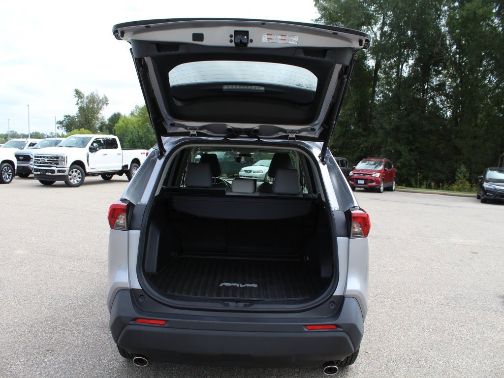 Used 2022 Toyota RAV4 XLE Premium image 14