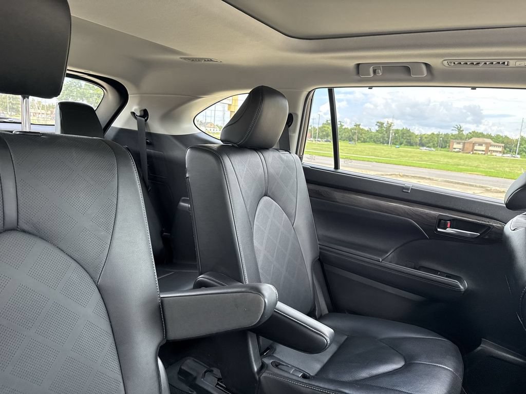Used 2024 Toyota Highlander Platinum FWD image 34